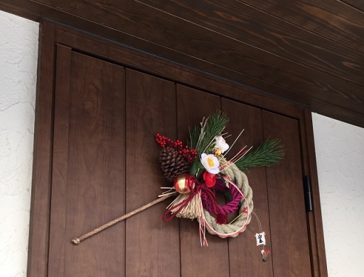 正月のしめ飾りの意味としめ縄との違いは？玄関の飾り方と位置 | 生活のなぞ解決