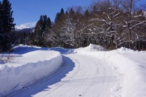 雪道で車が滑った時に対処法は？凍結路？